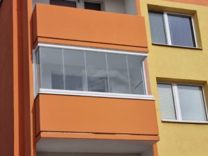 zasklení bezrámovým systémem AluVista – 1D+5D+1D v barvě bílé